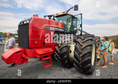 Sambek, Rostov Region, Russland, 28. Juni 2019: Leistungsfähige moderne Traktor Rostselmash RSM-2375 Stockfoto