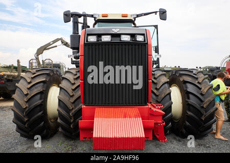 Sambek, Rostov Region, Russland, 28. Juni 2019: Vorderansicht des modernen wirtschaftlichen Rostselmash RSM-2375 Traktor mit Power 380 ps Stockfoto