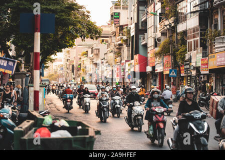 Hanoi, Vietnam - 18. Oktober 2019: Verkehr bei Sonnenuntergang in Hanoi - Hauptstadt von Vietnam beschäftigt im Herbst Stockfoto