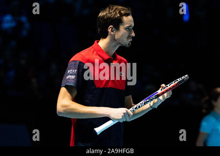 London, Großbritannien. 15 Nov, 2019. Daniil Medwedew Russlands spielt gegen Alexander Zverev von Deutschland während Tag sechs der Nitto ATP World Tour Finale in der O2 Arena am 15. November 2019 in London, England. Credit: Unabhängige Fotoagentur/Alamy leben Nachrichten Stockfoto