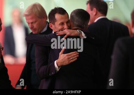 München, Deutschland. 15 Nov, 2019. firo: 15.11.2019, Fußball, 1.Bundesliga, Saison 2019/2020, AGM FC Bayern München, Sport Direktor Hasan Salihamidzic, Herbert Hainer, FC Bayern München, FCB, Bayern, München, Bild, Geste, Hug, bebuckles Herbert Hainer, JHV, Hauptversammlung, | Nutzung der weltweiten Kredit: dpa/Alamy leben Nachrichten Stockfoto