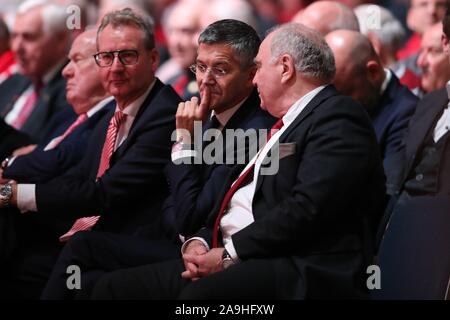 München, Deutschland. 15 Nov, 2019. firo: 15.11.2019, Fußball, 1.Bundesliga, Saison 2019/2020, AGM FC Bayern München, Herbert Hainer, Präsident Uli Hoeneß, FC Bayern München, FCB, Bayern, München, die Hälfte Abbildung, im Gespräch, JHV, Hauptversammlung, | Nutzung der weltweiten Kredit: dpa/Alamy leben Nachrichten Stockfoto