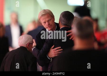 München, Deutschland. 15 Nov, 2019. firo: 15.11.2019, Fußball, 1.Bundesliga, Saison 2019/2020, AGM FC Bayern München, Oliver Kahn, Herbert Hainer, Bayern München, FCB, Bayern, München, JHV, Hauptversammlung, die Hälfte Abbildung, umarmen sich, gratuliert Herbert Hainer, | Verwendung der weltweiten Kredit: dpa/Alamy leben Nachrichten Stockfoto