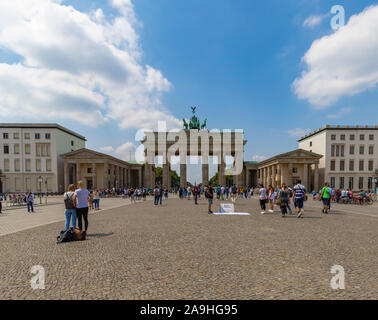 Berlin Deutschland - Juni 2019: Brandenburger Tor Denkmal an einem Sommertag. Stockfoto