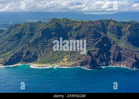 Luftaufnahme der Südküste von Kauai mit Bergen, Strand und zerklüfteter Küste in der Nähe von Poipu Kauai Hawaii USA Stockfoto