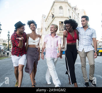 Gruppe von lateinamerikanischen Freunde gehen auf die Straße am Wochenende Stockfoto