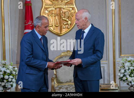 Tunis, Tunesien. 15. Nov 2019. (191115) - Tunis, November 15, 2019 (Xinhua) - habib Jemli (L) trifft sich mit tunesischen Präsidenten Kais Saied in Tunis, Tunesien am November 15, 2019. Präsident Kais Saied amtlich zugelassenen Habib Jemli am Freitag die neue Regierung zu bilden, laut Aussage der Tunesischen Präsidentschaft. (Tunesischen Vorsitzes/Handout über Xinhua) Quelle: Xinhua/Alamy leben Nachrichten Stockfoto