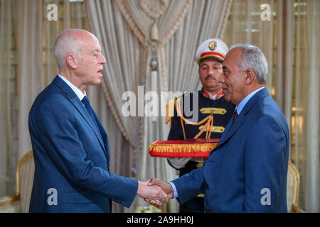 Tunis, Tunesien. 15. Nov 2019. (191115) - Tunis, November 15, 2019 (Xinhua) - tunesische Präsident Kais Saied (L, vorne) schüttelt Hände mit Habib Jemli während Ihrer Tagung in Tunis, Tunesien am November 15, 2019. Präsident Kais Saied amtlich zugelassenen Habib Jemli am Freitag die neue Regierung zu bilden, laut Aussage der Tunesischen Präsidentschaft. (Tunesischen Vorsitzes/Handout über Xinhua) Quelle: Xinhua/Alamy leben Nachrichten Stockfoto