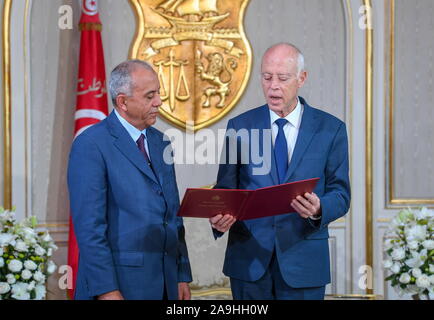 Tunis, Tunesien. 15. Nov 2019. (191115) - Tunis, November 15, 2019 (Xinhua) - tunesische Präsident Kais Saied (R) trifft sich mit Habib Jemli in Tunis, Tunesien am November 15, 2019. Präsident Kais Saied amtlich zugelassenen Habib Jemli am Freitag die neue Regierung zu bilden, laut Aussage der Tunesischen Präsidentschaft. (Tunesischen Vorsitzes/Handout über Xinhua) Quelle: Xinhua/Alamy leben Nachrichten Stockfoto