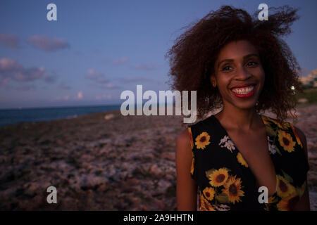 Porträt der jungen kubanischen Frau Stockfoto