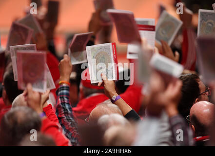 München, Deutschland. 15 Nov, 2019. Fussball: Bundesliga, Hauptversammlung FC Bayern München in der Olympiahalle. Club Mitglieder heben Ihre Stimmkarten. Quelle: Tobias Hase/dpa/Alamy leben Nachrichten Stockfoto