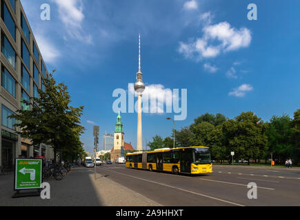 Berlin Deutschland - Juni 2019: Berliner Fernsehturm und Marienkirche Street View mit gelben Bus. Stockfoto