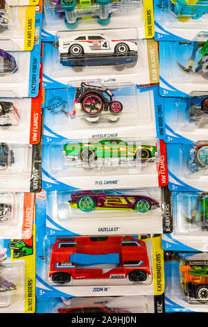 Eine riesige Sammlung von HotWheels, Hot Wheels, Druckguss miniatur Autos, Lastwagen und Lastwagen auf der Entertainer Toy Store in den Töpfereien Stockfoto