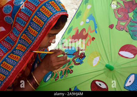 Pingla, West Bengal, Indien. November 15, 2019, Patachitra ist eine einzigartige Volkstradition der Visual Storytelling, begleitet von Songs durch die Patuas. Geschichten sind auf lange blättert durch die paintersknown als Chitrakars (Familie Namen), die Sie nach und nach entfalten, während die erzählt, gemalt. Patachitra hat die Aufmerksamkeit und das Interesse der Künstler, Kunst Kenner und Forscher und ist national und international als einen sehr interessanten Stil der Malerei. Credit: ZUMA Press, Inc./Alamy leben Nachrichten Stockfoto