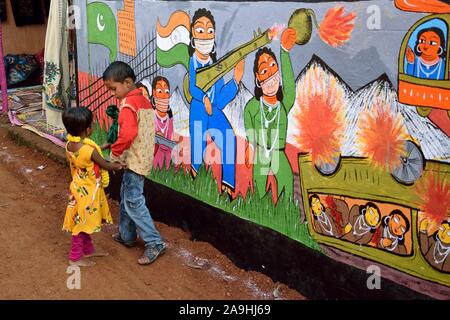 Pingla, West Bengal, Indien. November 15, 2019, Patachitra ist eine einzigartige Volkstradition der Visual Storytelling, begleitet von Songs durch die Patuas. Geschichten sind auf lange blättert durch die paintersknown als Chitrakars (Familie Namen), die Sie nach und nach entfalten, während die erzählt, gemalt. Patachitra hat die Aufmerksamkeit und das Interesse der Künstler, Kunst Kenner und Forscher und ist national und international als einen sehr interessanten Stil der Malerei. Credit: ZUMA Press, Inc./Alamy leben Nachrichten Stockfoto