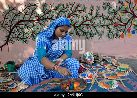 Pingla, West Bengal, Indien. November 15, 2019, Patachitra ist eine einzigartige Volkstradition der Visual Storytelling, begleitet von Songs durch die Patuas. Geschichten sind auf lange blättert durch die paintersknown als Chitrakars (Familie Namen), die Sie nach und nach entfalten, während die erzählt, gemalt. Patachitra hat die Aufmerksamkeit und das Interesse der Künstler, Kunst Kenner und Forscher und ist national und international als einen sehr interessanten Stil der Malerei. Credit: ZUMA Press, Inc./Alamy leben Nachrichten Stockfoto