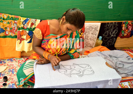 Pingla, West Bengal, Indien. November 15, 2019, Patachitra ist eine einzigartige Volkstradition der Visual Storytelling, begleitet von Songs durch die Patuas. Geschichten sind auf lange blättert durch die paintersknown als Chitrakars (Familie Namen), die Sie nach und nach entfalten, während die erzählt, gemalt. Patachitra hat die Aufmerksamkeit und das Interesse der Künstler, Kunst Kenner und Forscher und ist national und international als einen sehr interessanten Stil der Malerei. Credit: ZUMA Press, Inc./Alamy leben Nachrichten Stockfoto