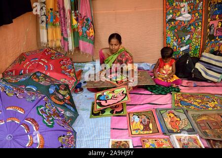 Pingla, West Bengal, Indien. November 15, 2019, Patachitra ist eine einzigartige Volkstradition der Visual Storytelling, begleitet von Songs durch die Patuas. Geschichten sind auf lange blättert durch die paintersknown als Chitrakars (Familie Namen), die Sie nach und nach entfalten, während die erzählt, gemalt. Patachitra hat die Aufmerksamkeit und das Interesse der Künstler, Kunst Kenner und Forscher und ist national und international als einen sehr interessanten Stil der Malerei. Credit: ZUMA Press, Inc./Alamy leben Nachrichten Stockfoto