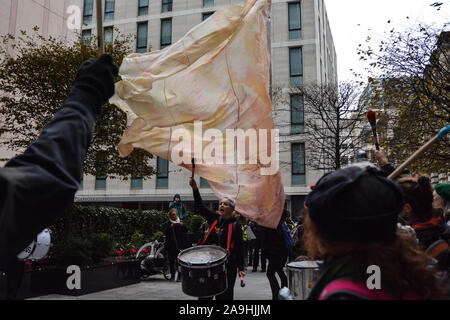 London, Großbritannien. 15 Nov, 2019. Aussterben Rebellion protestierten gegen BlackRock hat seinen Sitz in London. Aktivisten gedumpten Stapel Holz Esche außerhalb des Gebäudes der Corporation, einer der weltweit größten Investoren in die fossilen Brennstoffe, insbesondere von Kohle. (Foto von Laura Chiesa/Pacific Press) Quelle: Pacific Press Agency/Alamy leben Nachrichten Stockfoto