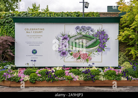 Wimbledon, Großbritannien - 14 Juli, 2019: Reklametafeln zu feiern Nr. 1 Court in Wimbledon 19. Stockfoto
