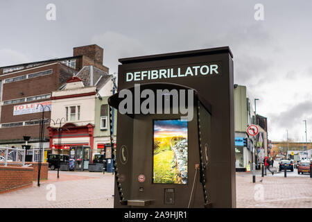 Ein defibrillator auf der High Street von Hanley in Stoke on Trent für medizinische Notfälle, neu platzierten lebensrettende Geräte mit der Anweisung in der Stadt Stockfoto