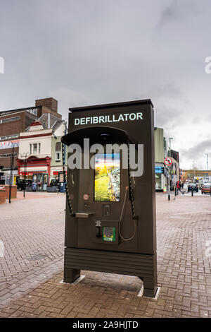 Ein defibrillator auf der High Street von Hanley in Stoke on Trent für medizinische Notfälle, neu platzierten lebensrettende Geräte mit der Anweisung in der Stadt Stockfoto