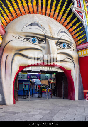 Iconic Herr mond Gesicht Eingang zum Luna Park amusement park Messegelände in St Kilda Melbourne, Victoria, Australien.