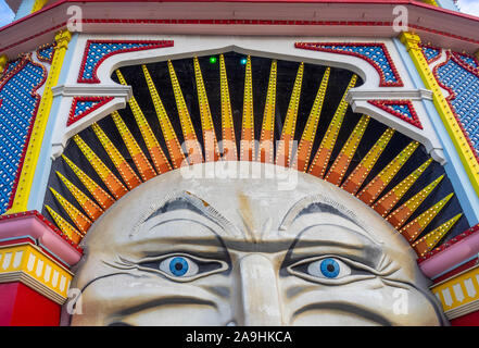 Iconic Herr mond Gesicht Eingang zum Luna Park amusement park Messegelände in St Kilda Melbourne, Victoria, Australien. Stockfoto