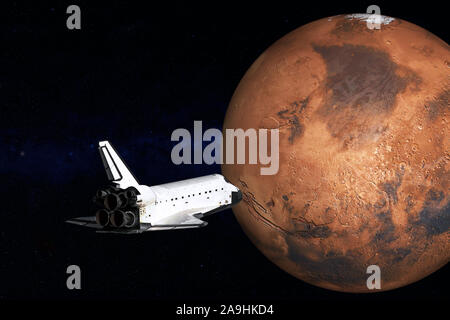 Fliegen Space Shuttle in der Nähe des Mars Planet des Sonnensystems. Mars Besiedelung Mission. Science Fiction. Elemente des Bildes sind von der NASA eingerichtet Stockfoto