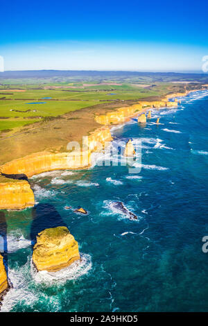 Seltsame Felsformationen vor der australischen Küste sind die Zwölf Apostel neben der Great Ocean Road in Victoria. Stockfoto