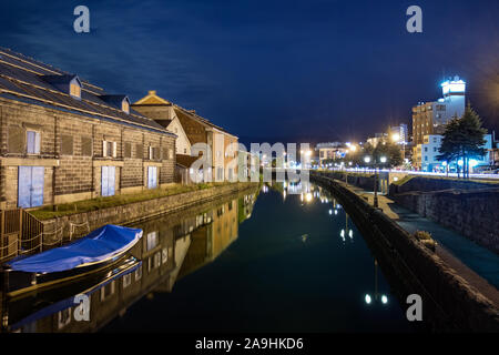 Nachtansicht der Otaru Kanal und einem alten Lagerhaus neben dem Hafen in Otaru. Stockfoto