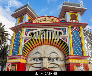 Iconic Herr mond Gesicht Eingang zum Luna Park amusement park Messegelände in St Kilda Melbourne, Victoria, Australien. Stockfoto