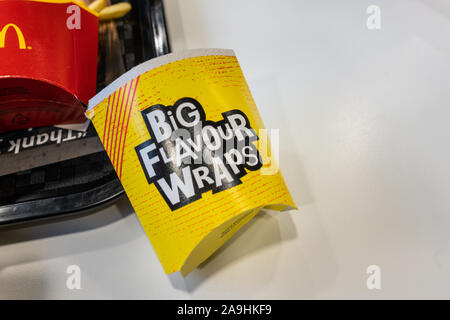 Teil der McDonalds chicken Wrap oder Umbrechen des Tages box gegen ein Fach in McDonalds liegend, grosses Aroma Wickel, Hanley, Stoke-on-Trent Stockfoto