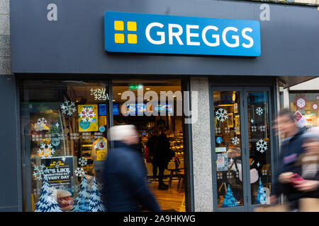 Greggs Bäckerei in der nun verlassenen Einkaufszentrum und ärmeren Stadtteil Longton in Stoke-on-Trent, wo Armut herrscht, Übergewicht und ungesunde Nahrung Stockfoto