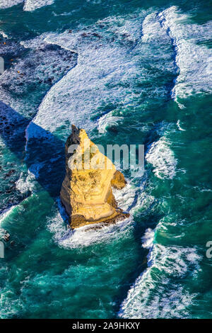 Rock Stapel in den Südlichen Ozean, der Rest von der Zwölf Apostel entlang der Great Ocean Road in Victoria, Australien Stockfoto