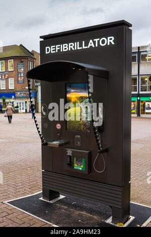 Ein defibrillator auf der High Street von Hanley in Stoke on Trent für medizinische Notfälle, neu platzierten lebensrettende Geräte mit der Anweisung in der Stadt Stockfoto