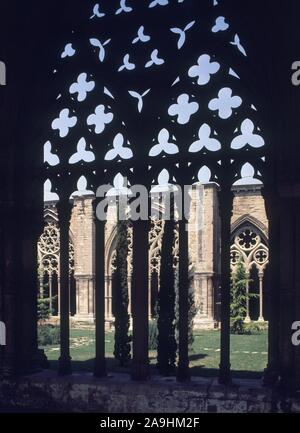 Las MEJORES DE UN ARCO OJIVAL CON CRESTERIA DEL CLAUSTRO DE LA CATEDRAL VIEJA DE MALLORCA - SIGLO XIV - GOTICO KATALANISCH. Autor: CASCALLS JAUME/SOLIVELLA GUILLERMO. Lage: CATEDRAL VIEJA. Spanien. Stockfoto