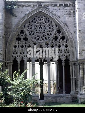 Las MEJORES DE UN ARCO OJIVAL CON CRESTERIA DEL CLAUSTRO DE LA CATEDRAL VIEJA DE MALLORCA - SIGLO XIV - GOTICO KATALANISCH. Autor: CASCALLS JAUME/SOLIVELLA GUILLERMO. Lage: CATEDRAL VIEJA. Spanien. Stockfoto