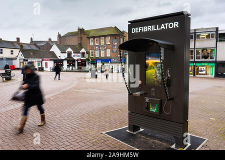 Ein defibrillator auf der High Street von Hanley in Stoke on Trent für medizinische Notfälle, neu platzierten lebensrettende Geräte mit der Anweisung in der Stadt Stockfoto