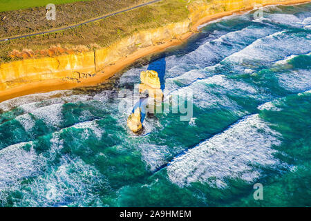 Seltsame Felsformationen vor der australischen Küste von der Great Ocean Road in Victoria. Stockfoto