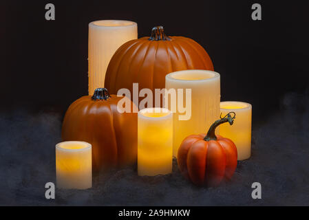 Halloween Urlaub noch Leben der gelben elektrischen Kerzen und orange Kürbisse Stockfoto