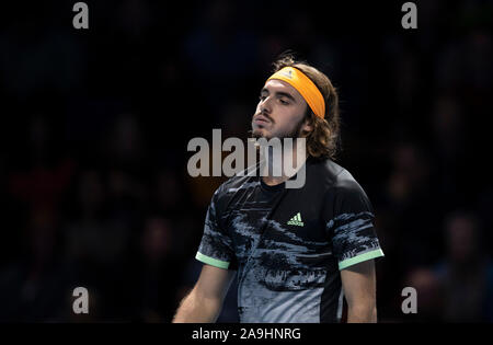 London, Großbritannien. 15 Nov, 2019. Stefanos Tsitsipas Griechenlands reagiert während der singles Gruppenspiel gegen Rafael Nadal aus Spanien an den ATP World Tour Finals 2019 in London, Großbritannien am November 15, 2019. Credit: Han Yan/Xinhua/Alamy leben Nachrichten Stockfoto