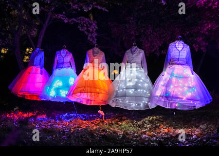 Syon Park, London, Großbritannien, 15. November 2019. Eine Reihe von schön beleuchteten Kleider. Illuminationen Der verzauberte Wald" im Syon Park und rund um den historischen Syon House wieder öffnet für die Öffentlichkeit mit einer Spur der schön beleuchteten Szenen rund um den Park und das historische Syon House mit seiner großen Wintergarten und Lasershow im Inneren. Verzauberte Wälder wird geöffnet, freitags, sonntags 15. Nov, 1. Dez, 2019. Credit: Imageplotter/Alamy leben Nachrichten Stockfoto