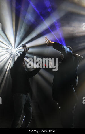 Syon Park, London, Großbritannien, 15. November 2019. Erwachsene und Kinder Tanz um in die Lasershow im Inneren der großen Wintergarten installiert. Illuminationen Der verzauberte Wald" im Syon Park und rund um den historischen Syon House wieder öffnet für die Öffentlichkeit mit einer Spur der schön beleuchteten Szenen rund um den Park und das historische Syon House mit seiner großen Wintergarten und Lasershow im Inneren. Verzauberte Wälder wird geöffnet, freitags, sonntags 15. Nov, 1. Dez, 2019. Credit: Imageplotter/Alamy leben Nachrichten Stockfoto