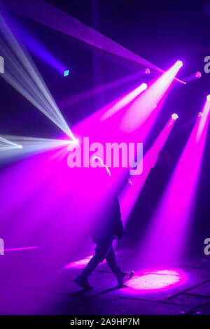 Syon Park, London, Großbritannien, 15. November 2019. Erwachsene und Kinder Tanz um in die Lasershow im Inneren der großen Wintergarten installiert. Illuminationen Der verzauberte Wald" im Syon Park und rund um den historischen Syon House wieder öffnet für die Öffentlichkeit mit einer Spur der schön beleuchteten Szenen rund um den Park und das historische Syon House mit seiner großen Wintergarten und Lasershow im Inneren. Verzauberte Wälder wird geöffnet, freitags, sonntags 15. Nov, 1. Dez, 2019. Credit: Imageplotter/Alamy leben Nachrichten Stockfoto