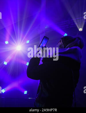 Syon Park, London, Großbritannien, 15. November 2019. Eine junge Frau nimmt Schnappschüsse von den fantastischen Lasershow im Inneren der großen Wintergarten. Illuminationen Der verzauberte Wald" im Syon Park und rund um den historischen Syon House wieder öffnet für die Öffentlichkeit mit einer Spur der schön beleuchteten Szenen rund um den Park und das historische Syon House mit seiner großen Wintergarten und Lasershow im Inneren. Verzauberte Wälder wird geöffnet, freitags, sonntags 15. Nov, 1. Dez, 2019. Credit: Imageplotter/Alamy leben Nachrichten Stockfoto