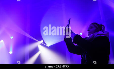 Syon Park, London, Großbritannien, 15. November 2019. Eine junge Frau nimmt Schnappschüsse von den fantastischen Lasershow im Inneren der großen Wintergarten. Illuminationen Der verzauberte Wald" im Syon Park und rund um den historischen Syon House wieder öffnet für die Öffentlichkeit mit einer Spur der schön beleuchteten Szenen rund um den Park und das historische Syon House mit seiner großen Wintergarten und Lasershow im Inneren. Verzauberte Wälder wird geöffnet, freitags, sonntags 15. Nov, 1. Dez, 2019. Credit: Imageplotter/Alamy leben Nachrichten Stockfoto