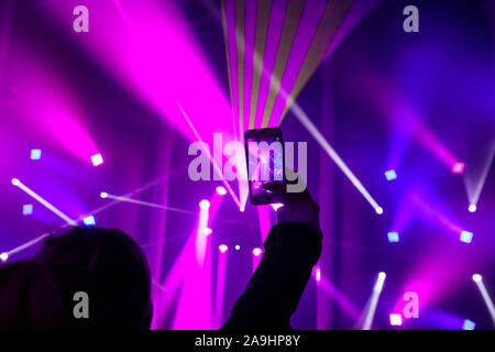 Syon Park, London, Großbritannien, 15. November 2019. Eine junge Frau nimmt Schnappschüsse von den fantastischen Lasershow im Inneren der großen Wintergarten. Illuminationen Der verzauberte Wald" im Syon Park und rund um den historischen Syon House wieder öffnet für die Öffentlichkeit mit einer Spur der schön beleuchteten Szenen rund um den Park und das historische Syon House mit seiner großen Wintergarten und Lasershow im Inneren. Verzauberte Wälder wird geöffnet, freitags, sonntags 15. Nov, 1. Dez, 2019. Credit: Imageplotter/Alamy leben Nachrichten Stockfoto