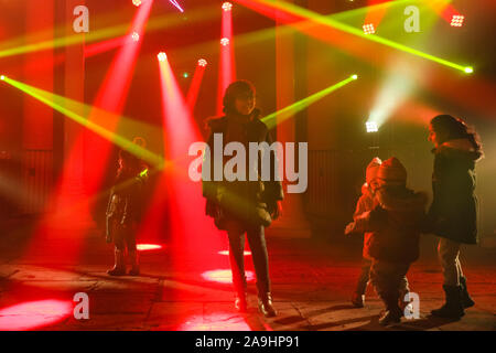 Syon Park, London, Großbritannien, 15. November 2019. Erwachsene und Kinder Tanz um in die Lasershow im Inneren der großen Wintergarten installiert. Illuminationen Der verzauberte Wald" im Syon Park und rund um den historischen Syon House wieder öffnet für die Öffentlichkeit mit einer Spur der schön beleuchteten Szenen rund um den Park und das historische Syon House mit seiner großen Wintergarten und Lasershow im Inneren. Verzauberte Wälder wird geöffnet, freitags, sonntags 15. Nov, 1. Dez, 2019. Credit: Imageplotter/Alamy leben Nachrichten Stockfoto