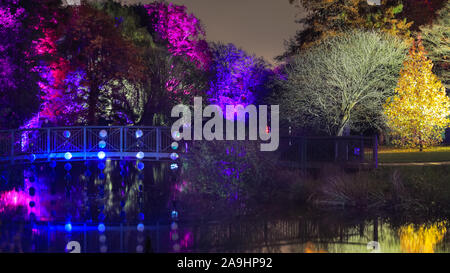 Syon Park, London, Großbritannien, 15. November 2019. Illuminationen Der verzauberte Wald" im Syon Park und rund um den historischen Syon House wieder öffnet für die Öffentlichkeit mit einer Spur der schön beleuchteten Szenen rund um den Park und das historische Syone Haus mit seinen großen Wintergarten und Lasershow im Inneren. Verzauberte Wälder wird geöffnet, freitags, sonntags 15. Nov, 1. Dez, 2019. Credit: Imageplotter/Alamy leben Nachrichten Stockfoto